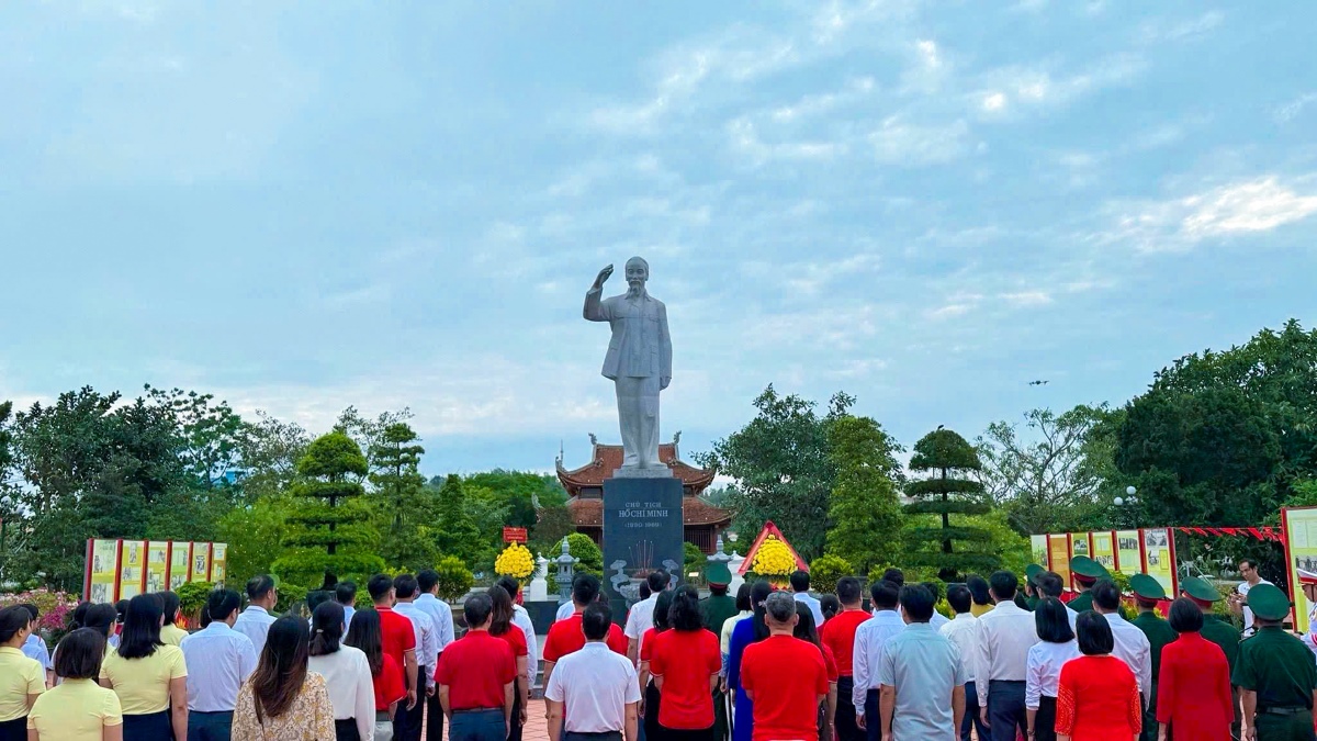 Quang Ninh conmemora el 65.º aniversario de la visita del Presidente Ho Chi Minh a la isla de Co To